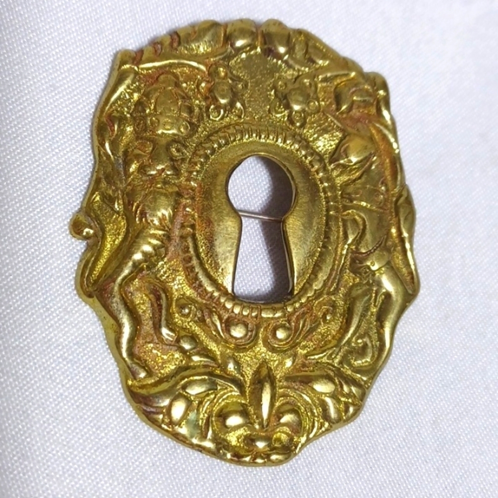 WILLIAMSBURG KEY HOLE BROOCH brass and iron reproduction COLLECTORS ITEM